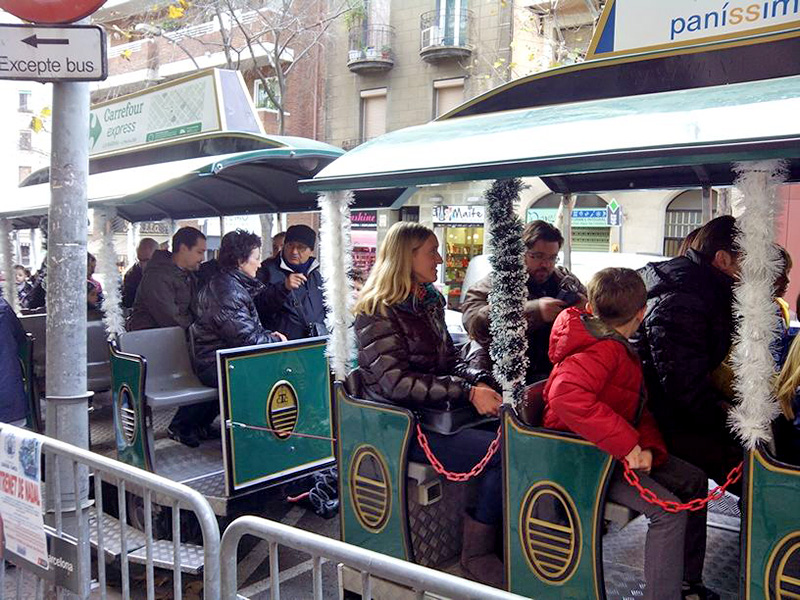 El Trenet de Nadal ja circula pels carrers de Sagrada Familia (2)