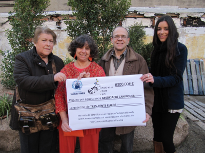 L'Eix Sagrada Familia entrega el xec donatiu a l'Associació Can Roger